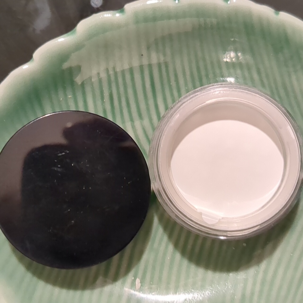 Loose Setting Powder - Picture 3 of 3